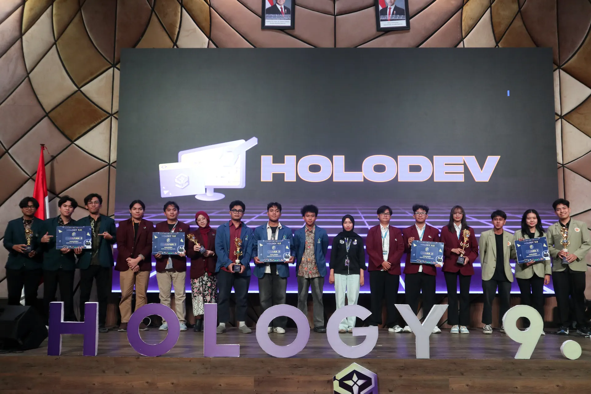 All HOLODEV winners lined up on the HOLOGY 9.0 stage
